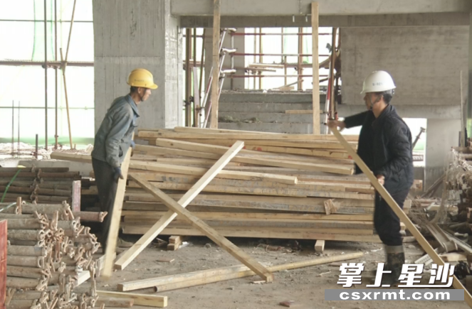 图为工人在忙碌施工。