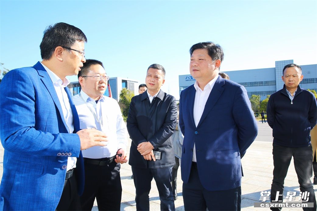 付旭明在省自贸展示中心项目考察。