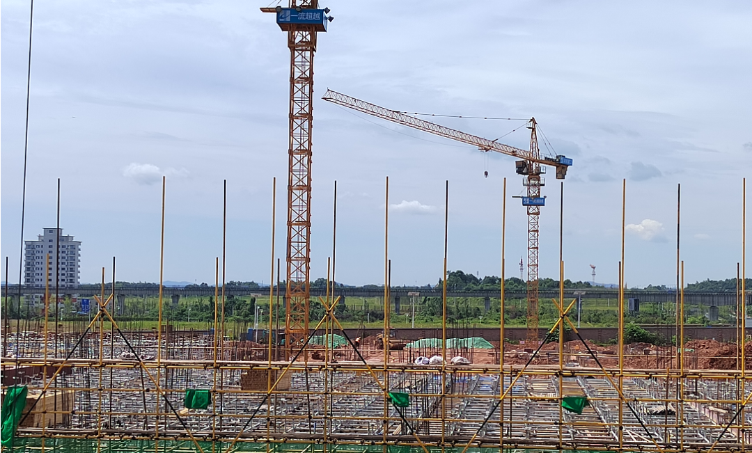 长沙黄花综合保税区B区一期标准厂房及配套基础设施建设项目现场。均为 廖丹英 摄